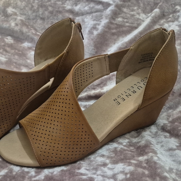 Journee Collection Women's Tan Sandals - Picture 3 of 5